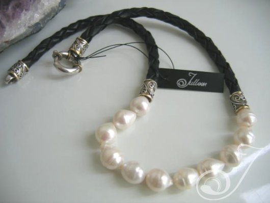 Liza White Deluxe Necklace LB100E-01