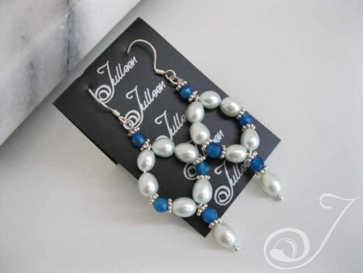 Perfect for the blue themed wedding and any aqua toned outfit for evening